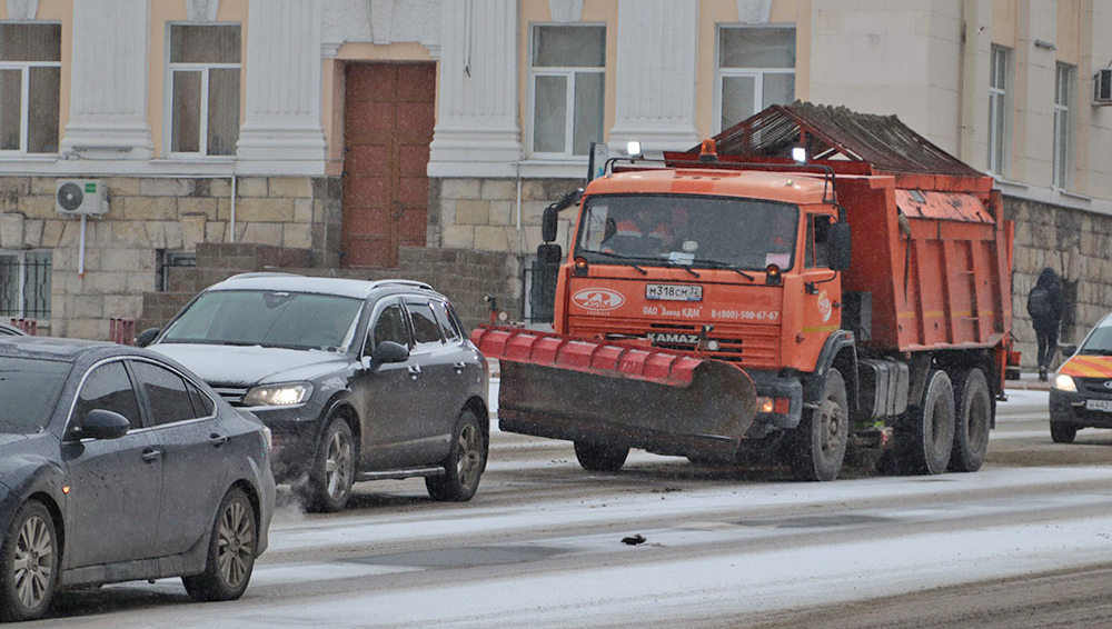 Ночью брянские дороги от снега чистили 199 машин