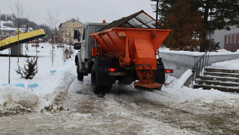 В Брянске не прекращается чистка и обработка дорог