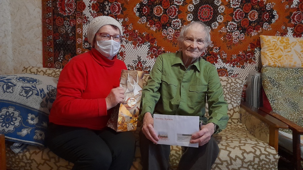 Житель поселка Комаричи Николай Чекалов отметил 90-летний юбилей