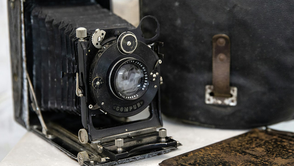 Брянский музей истории фотографии получил в подарок старинную камеру с фотопластинами