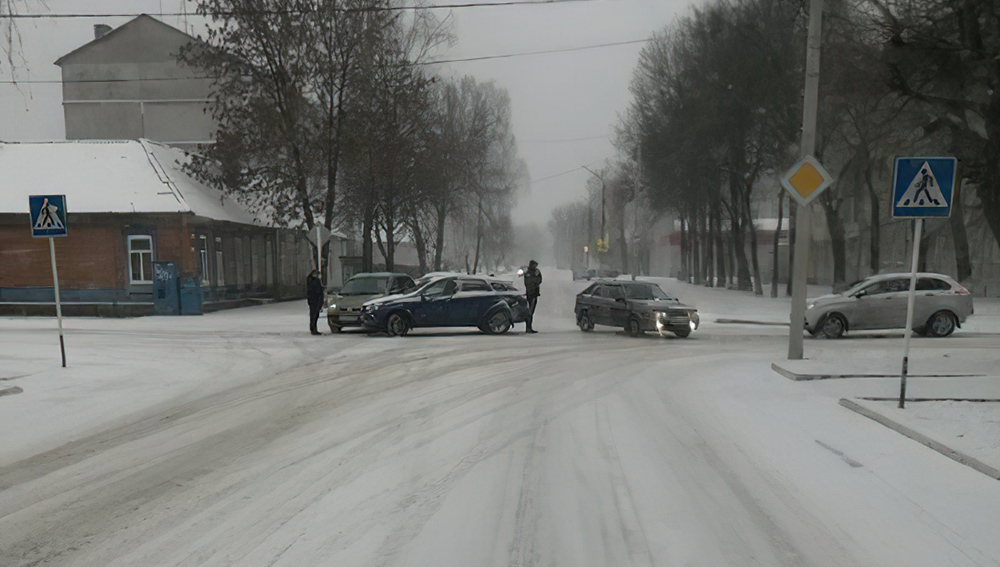 В Новозыбкове из-за снегопада столкнулись два автомобиля