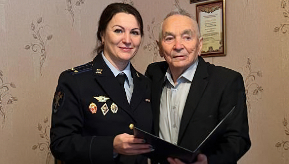 Брянская полиция поздравила ветерана органов внутренних дел с юбилеем