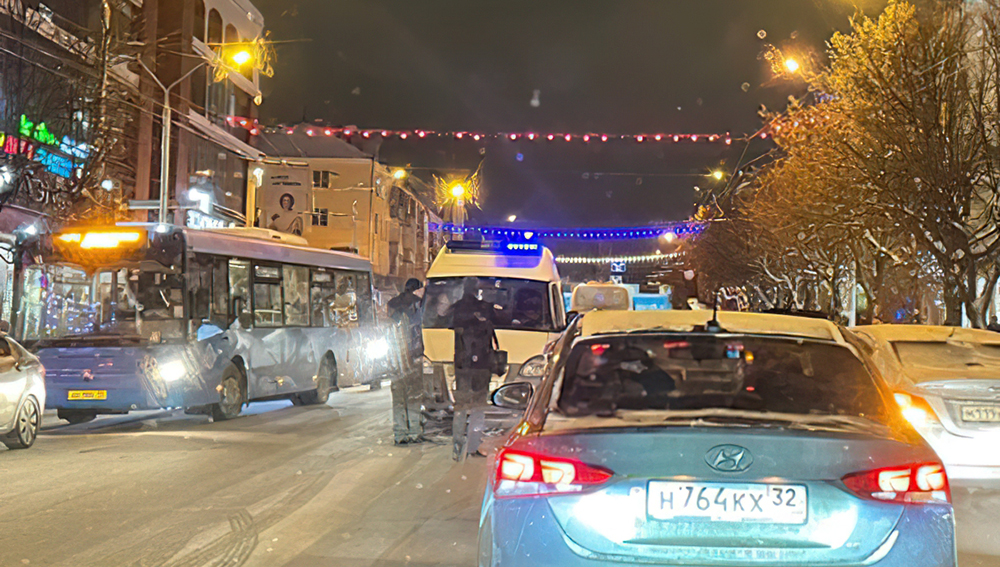 Вчера в Брянске на проспекте Ленина произошло два серьезных ДТП за час