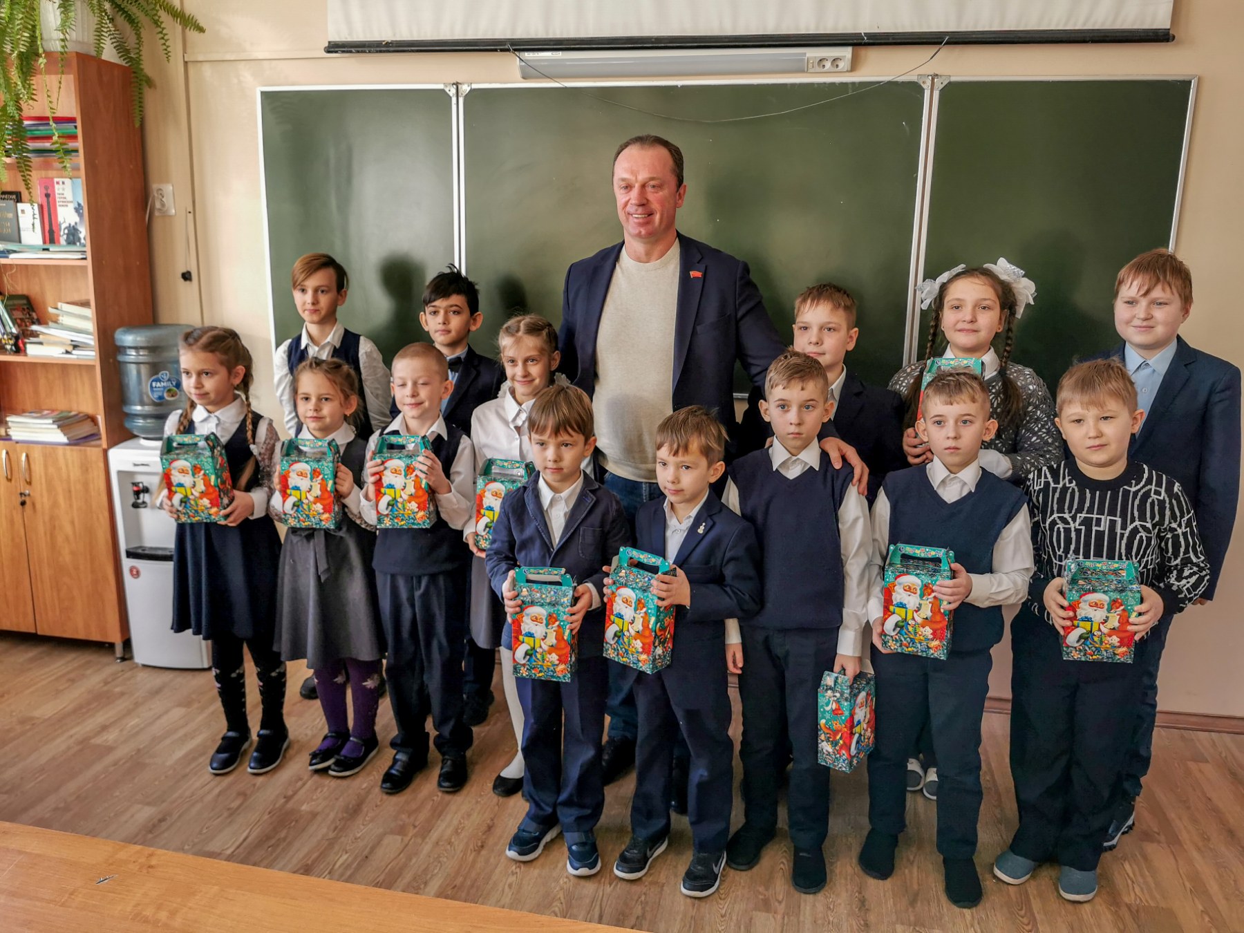 Сергей Антошин вручил брянским школьникам новогодние подарки