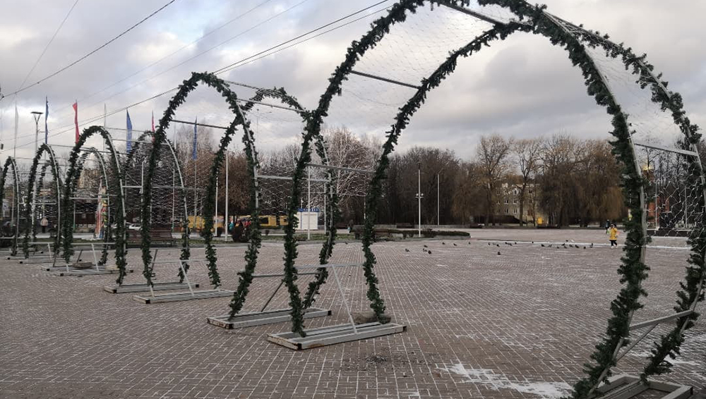 В Брянске на Кургане Бессмертия появились новогодние украшения