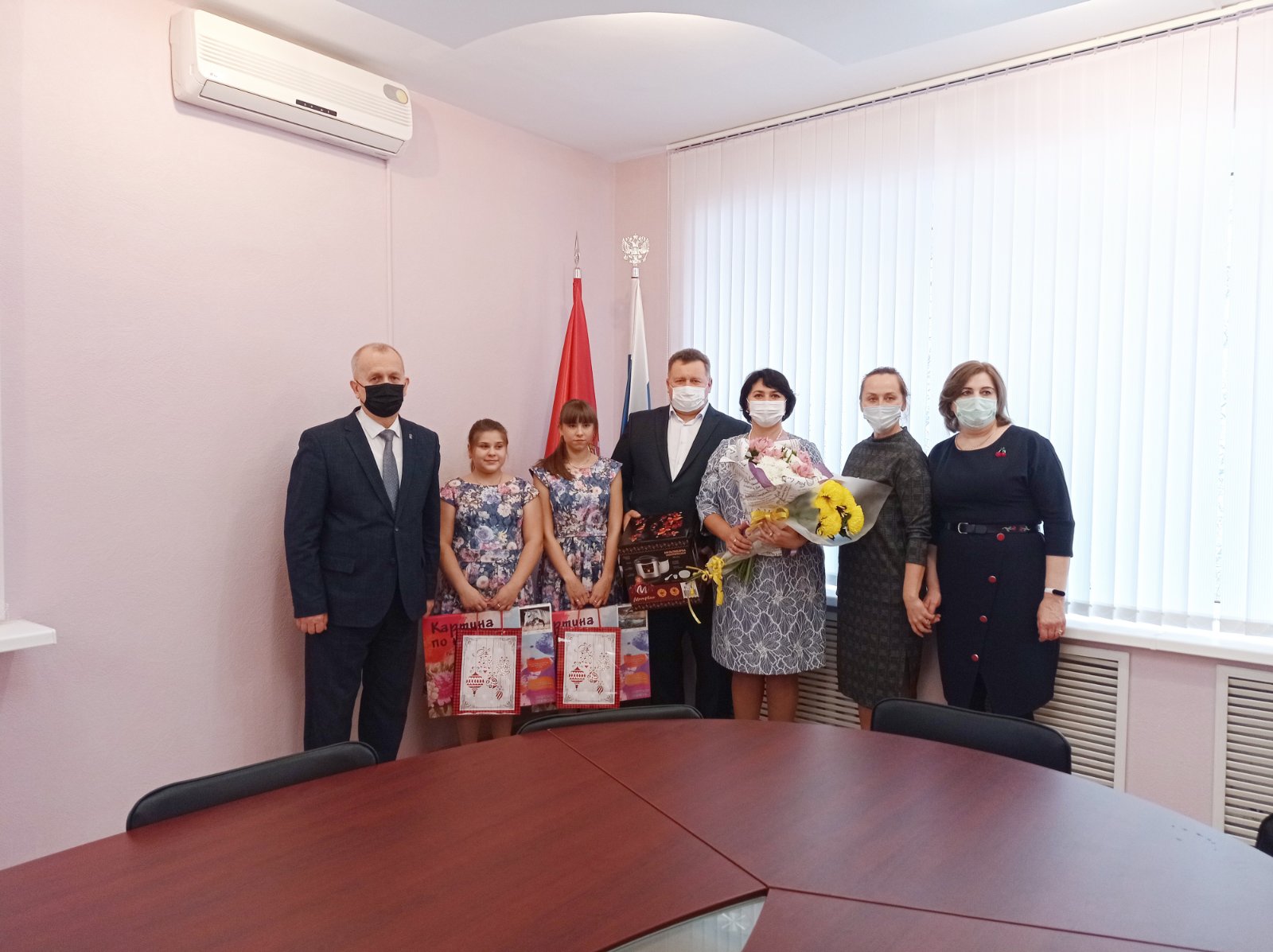 В Брянске чествовали победившую во Всероссийском конкурсе многодетную семью Бусаревых