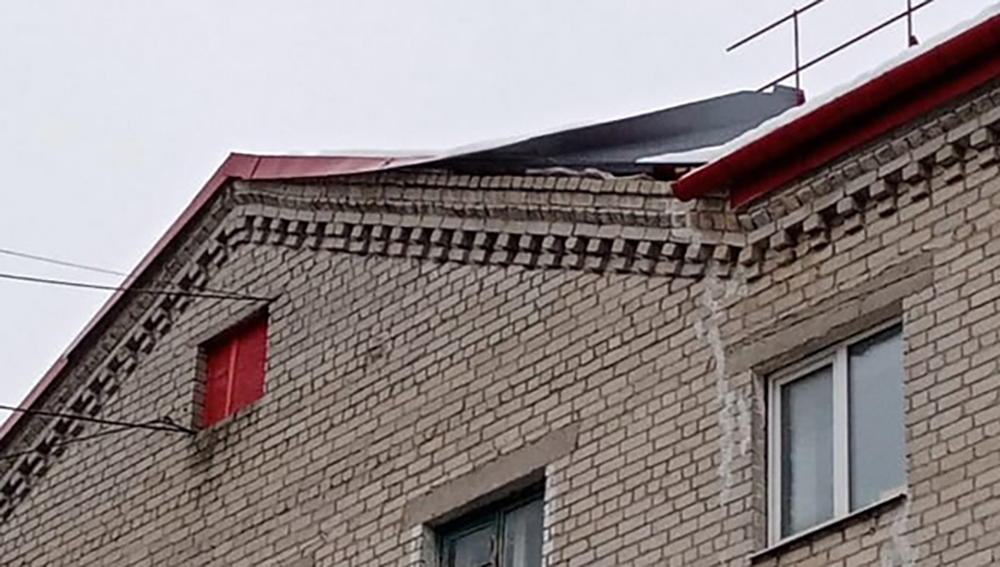 Сильный ветер сорвал кровлю с пятиэтажки на улице 50-й Армии в Брянске