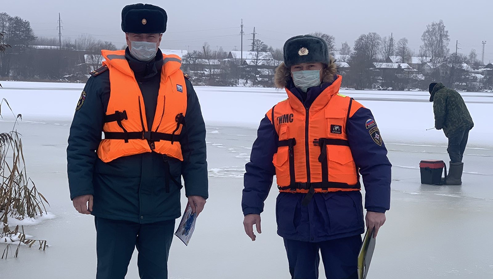 Брянские спасатели предупреждают об опасностях тонкого льда