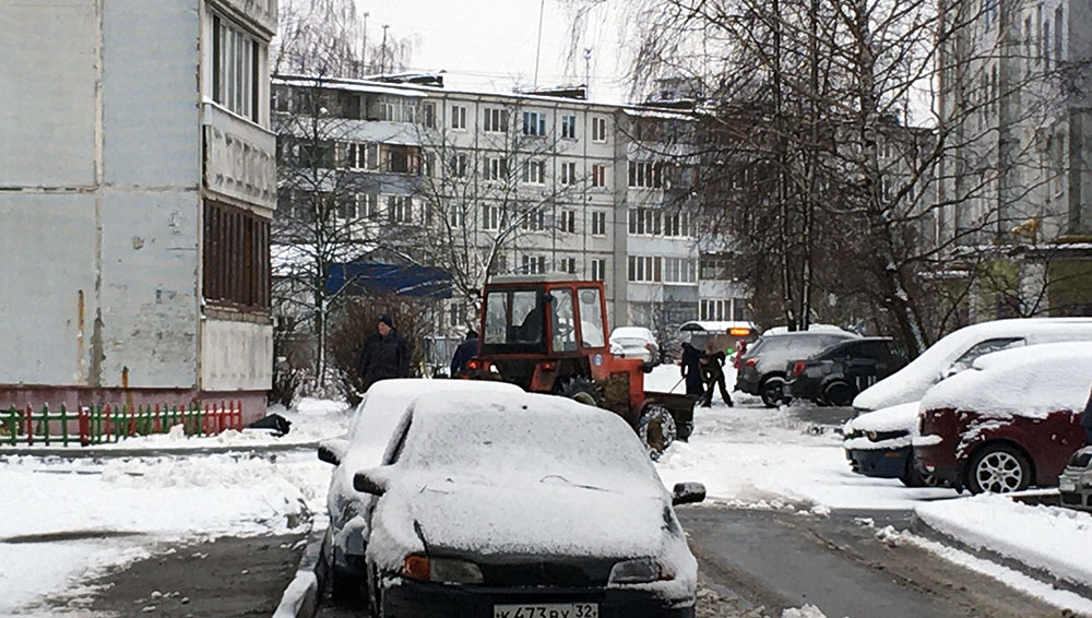 Ранним утром в Брянске управляющие компании вышли на уборку снега