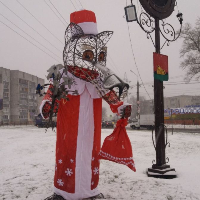 Брянского волка на Телецентре нарядили в костюм Деда Мороза