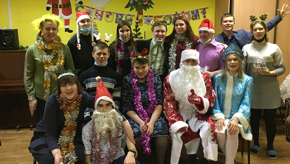 Брянские студенты провели новогодний праздник в центре соцобслуживания