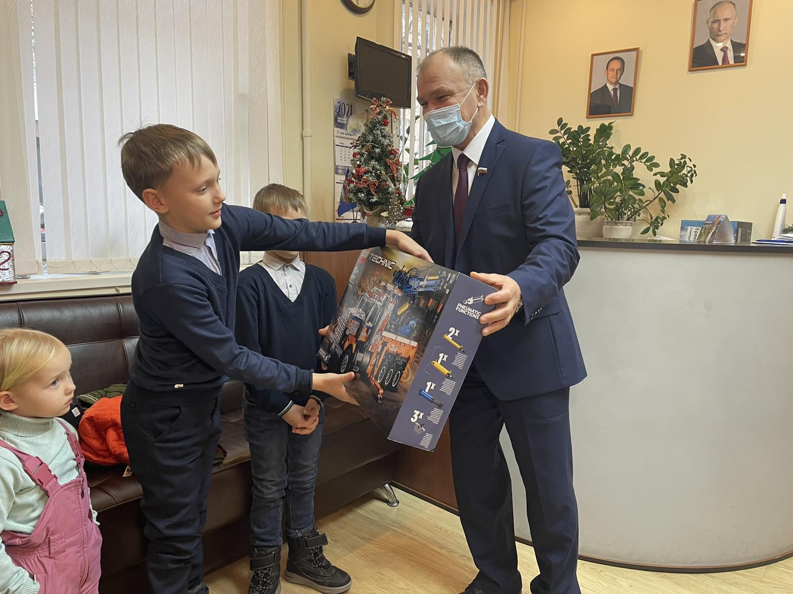 Депутаты Госдумы подарили праздник брянским детям