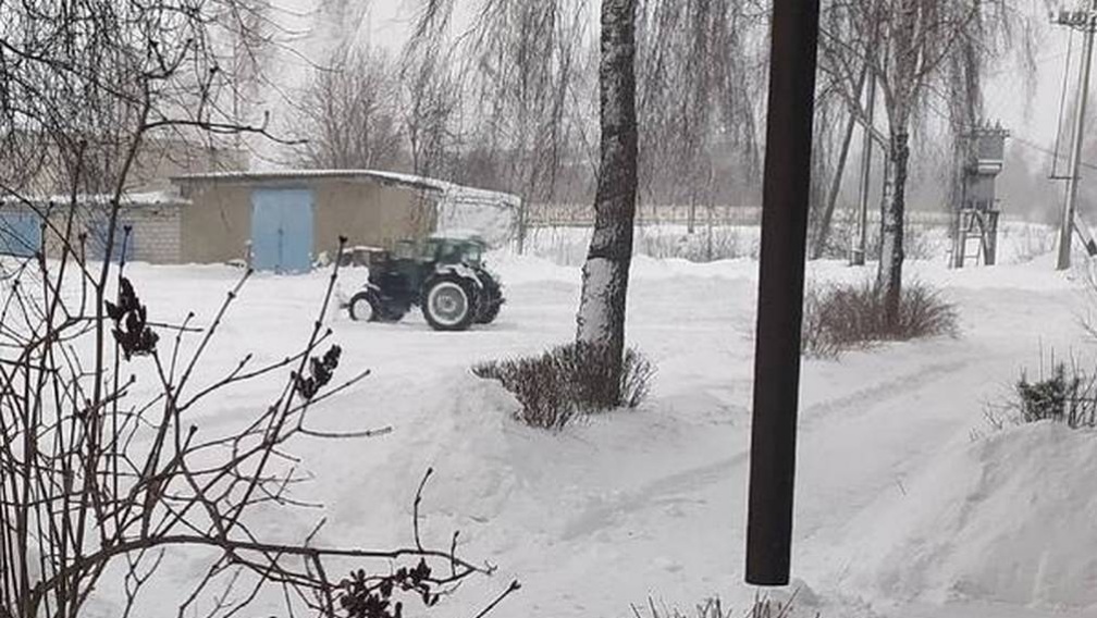 В Фокино тракторист спас из снежного плена жителей улицы