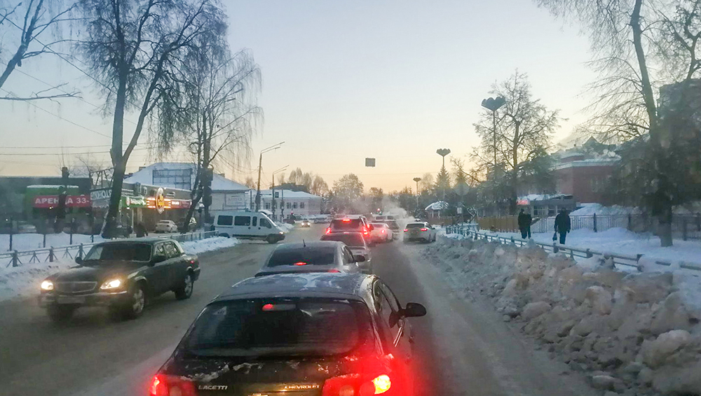 Центр Брянска снова застрял в огромной пробке
