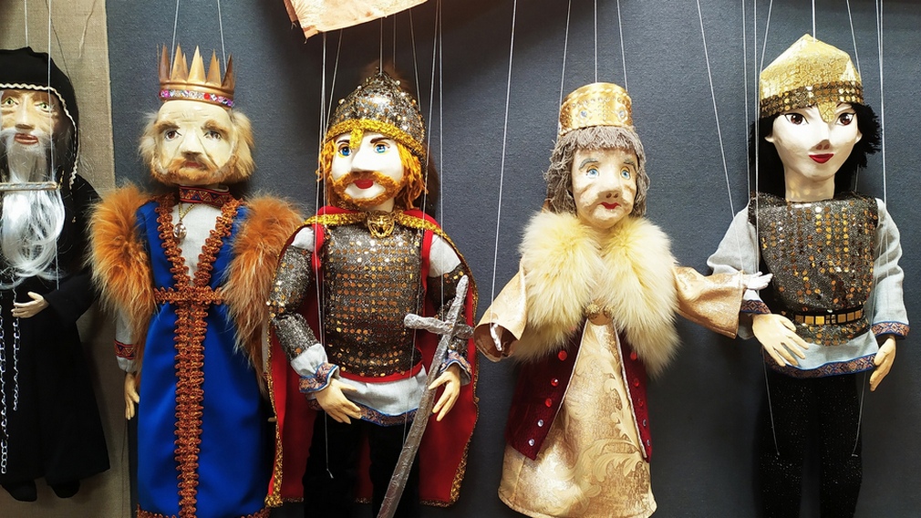 В Унечском краеведческом музее продолжает работу выставка кукол-марионеток