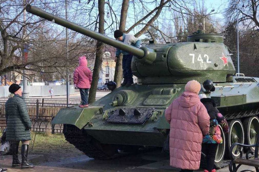 Суд обязал вернуть предприятию танк Т-34 из сквера Морозова в Брянске