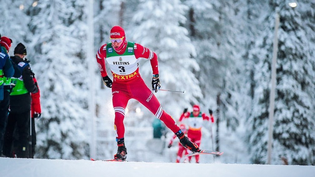 Александр Большунов был признан лучшим лыжником декабря
