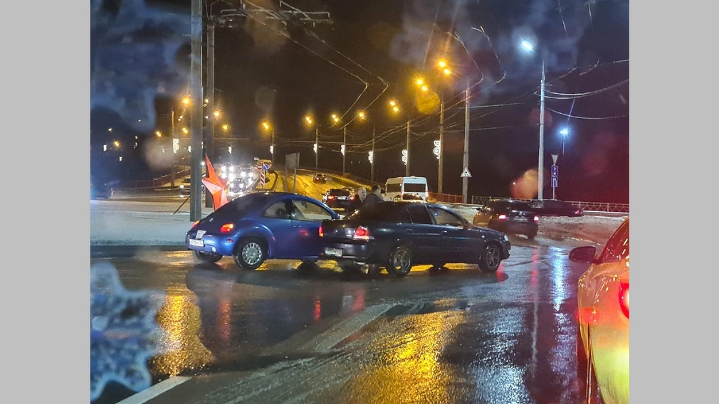 В Брянске произошло ДТП на кольце возле ЖД вокзала
