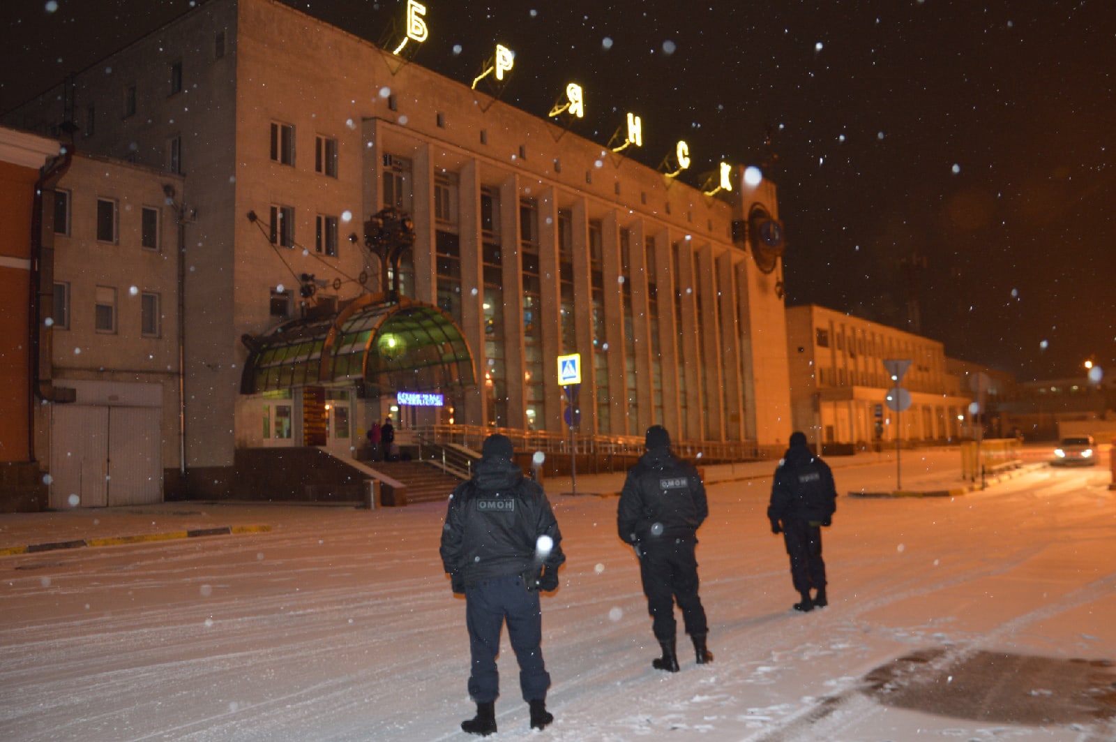 В Брянске росгвардейцы обеспечивают безопасность на железнодорожном вокзале