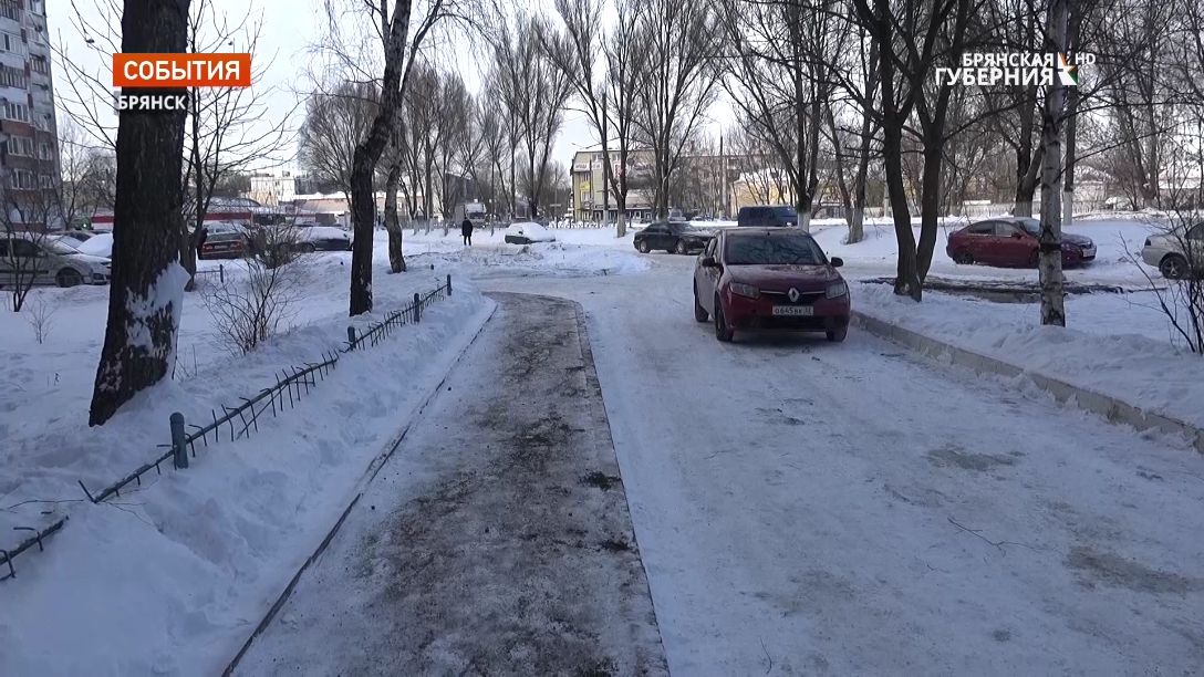 В Брянске продолжается уборка дворов от снега