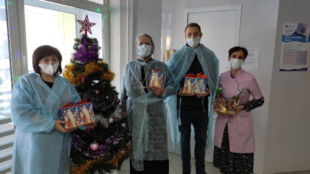 В Рождество пациентам Брянской областной детской больницы вручили подарки
