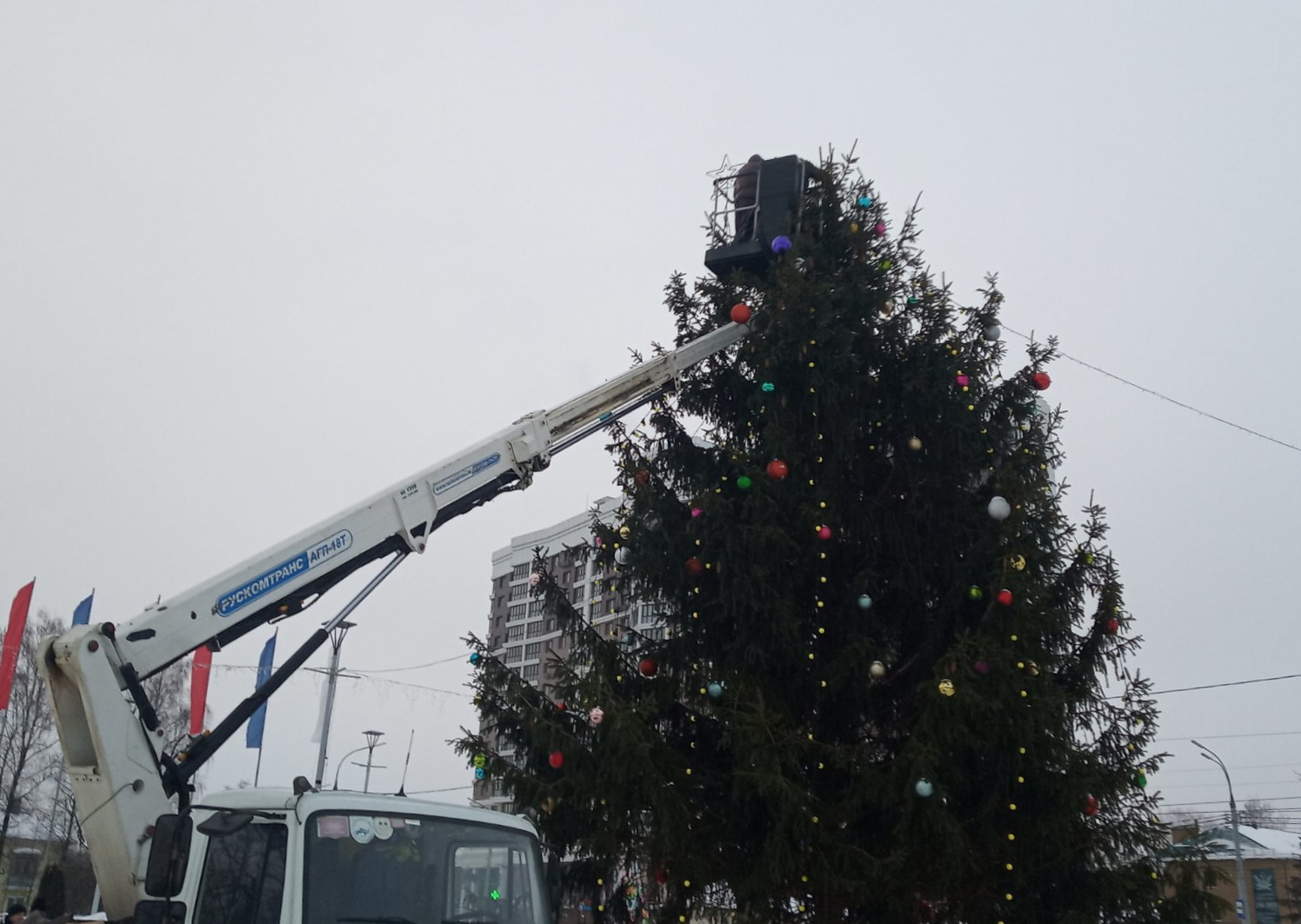 С улиц и площадей Брянска исчезает новогоднее убранство