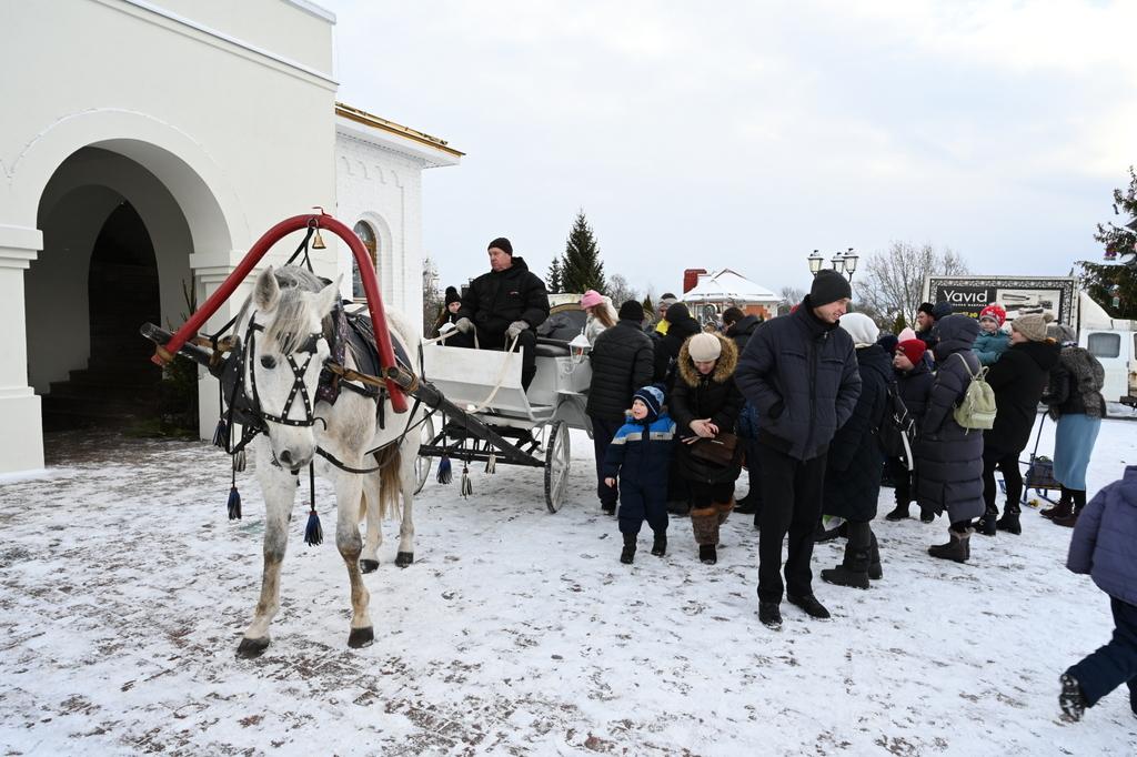 В праздник Рождества в Брянске для детей устроили катание на лошадях