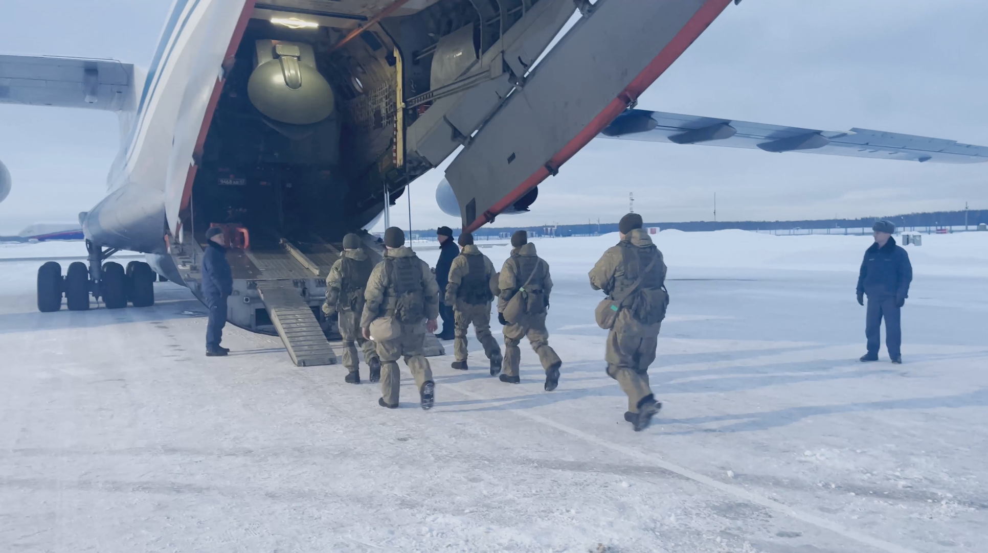 Брянские летчики на «Русланах» доставили миротворцев ОДКБ в Казахстан