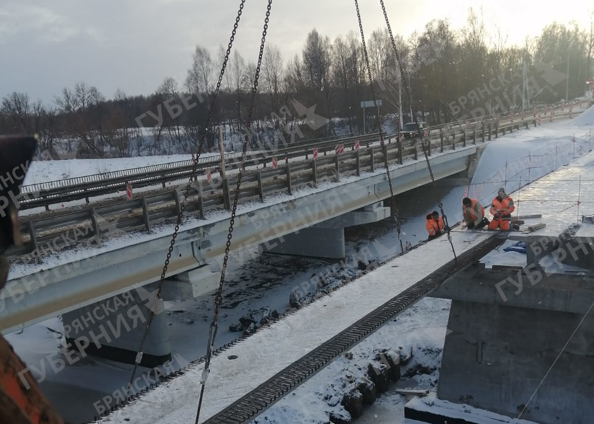 В Почепском районе Брянщины продолжается ремонт моста через речку Коста