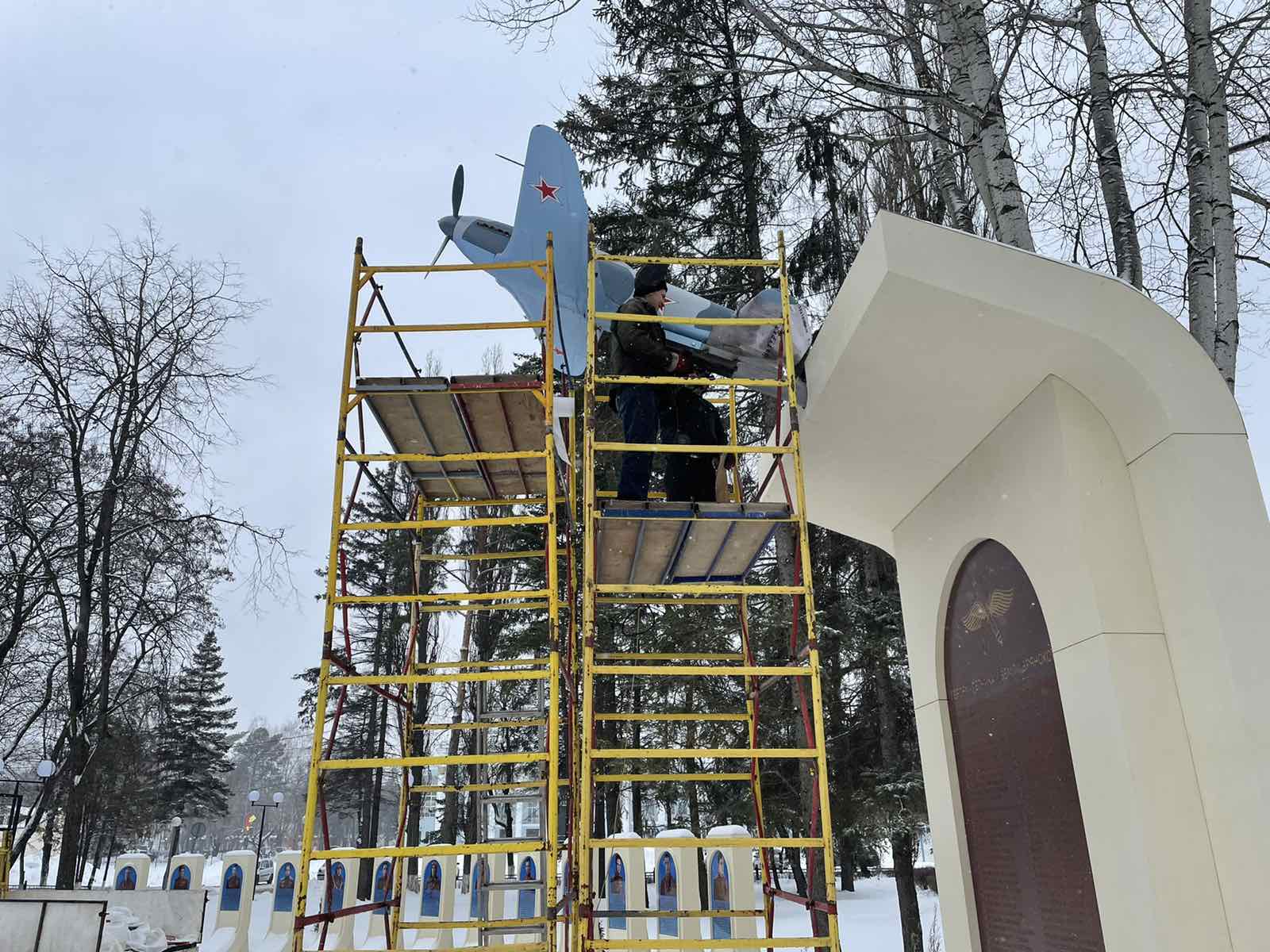 В Брянске на стеле памяти летчикам-героям установили макет самолета «Як-3»