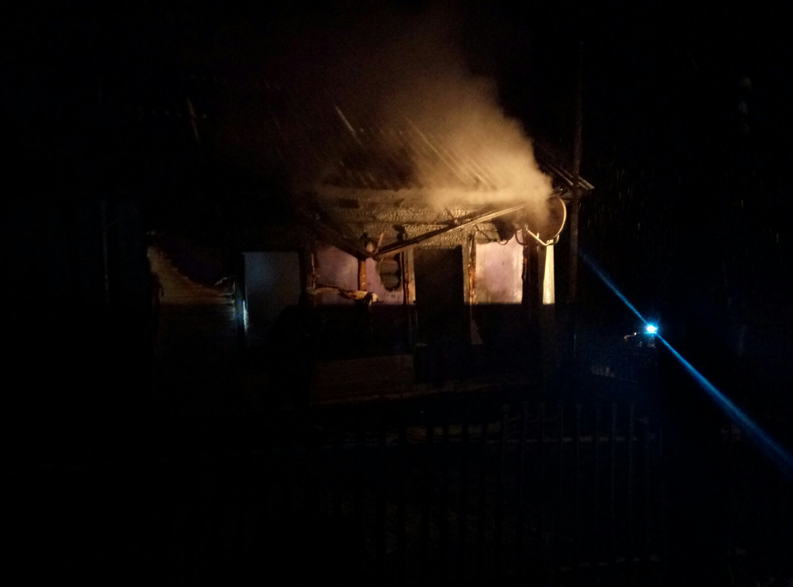 Погибла женщина и пострадал мужчина в пожаре в брянском селе Старый Ропск