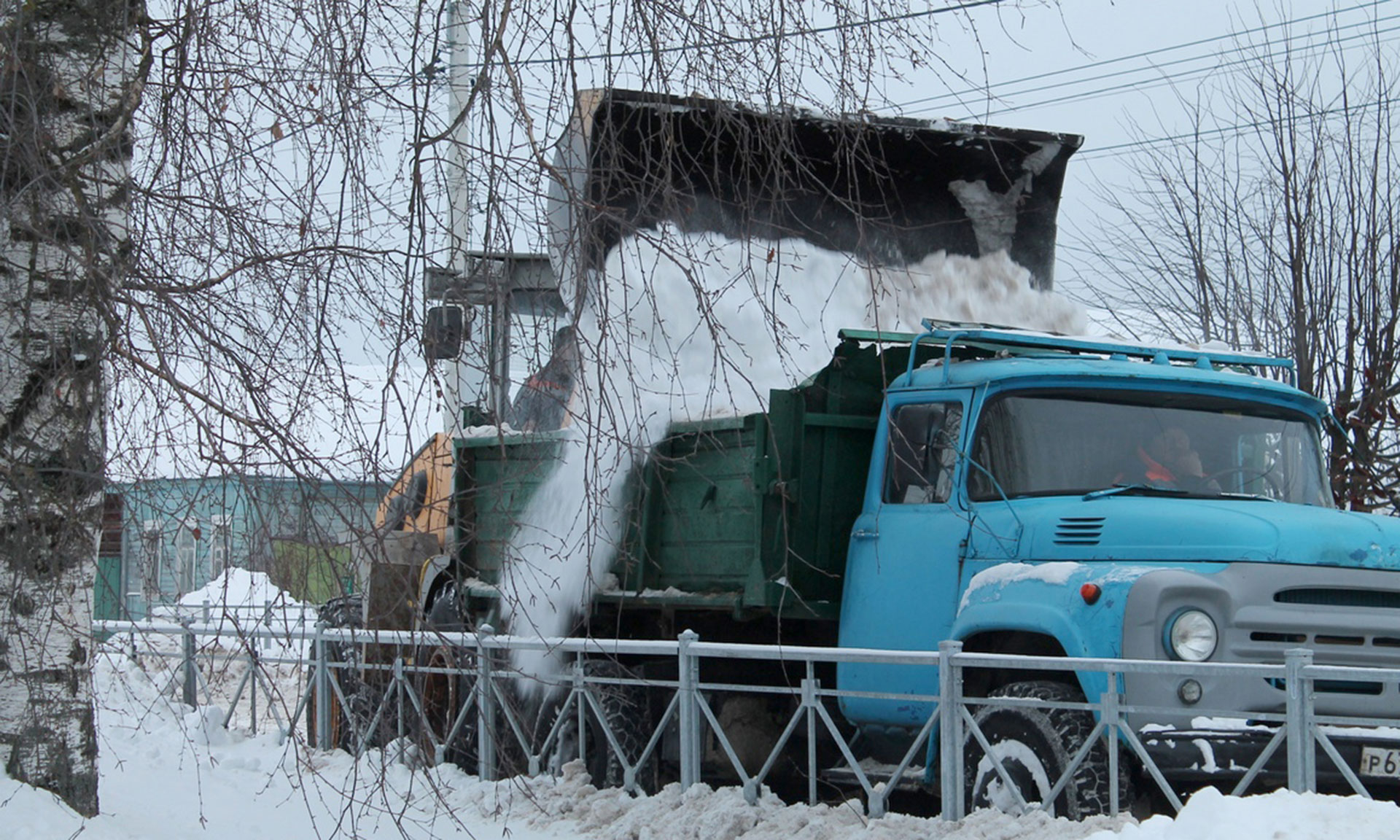 В Брянской области из снежного плена вызволяют социальные учреждения