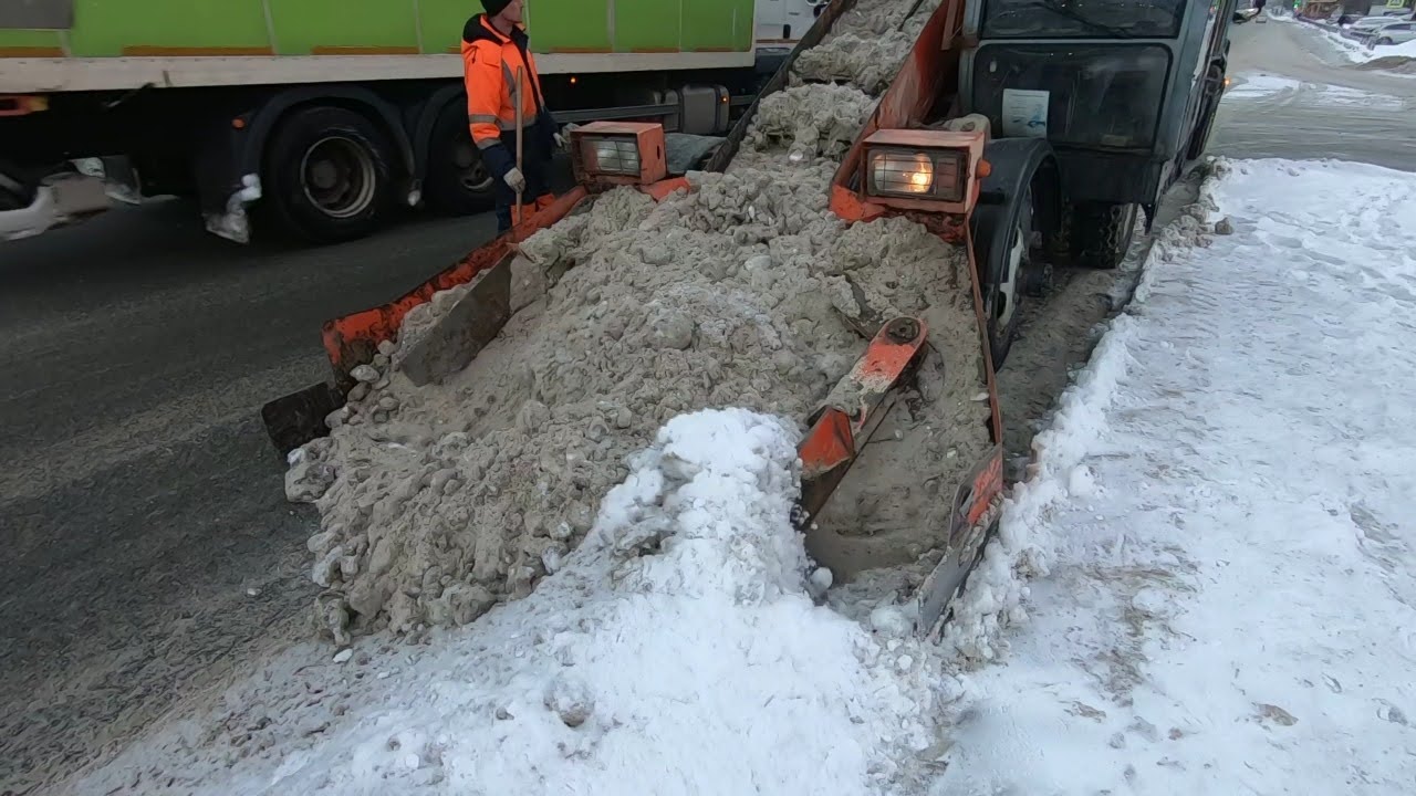 В Брянске устраняют последствия мощного снегопада