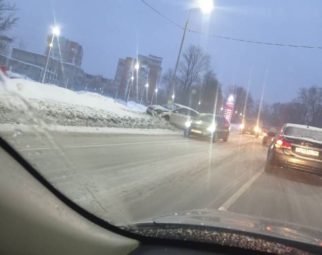 В Брянске на улице Красный Маяк не разъехались автомобили