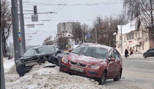 В Брянске на улице Ульянова в ДТП попали две легковушки