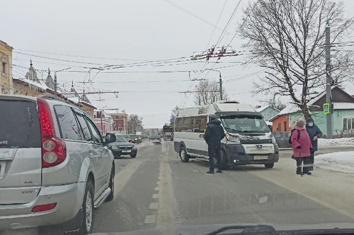 В Брянске на улице Ульянова в ДТП попала маршрутка №166