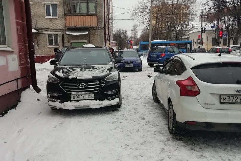 В Брянске водителей обвинили в захвате тротуара на Луначарского