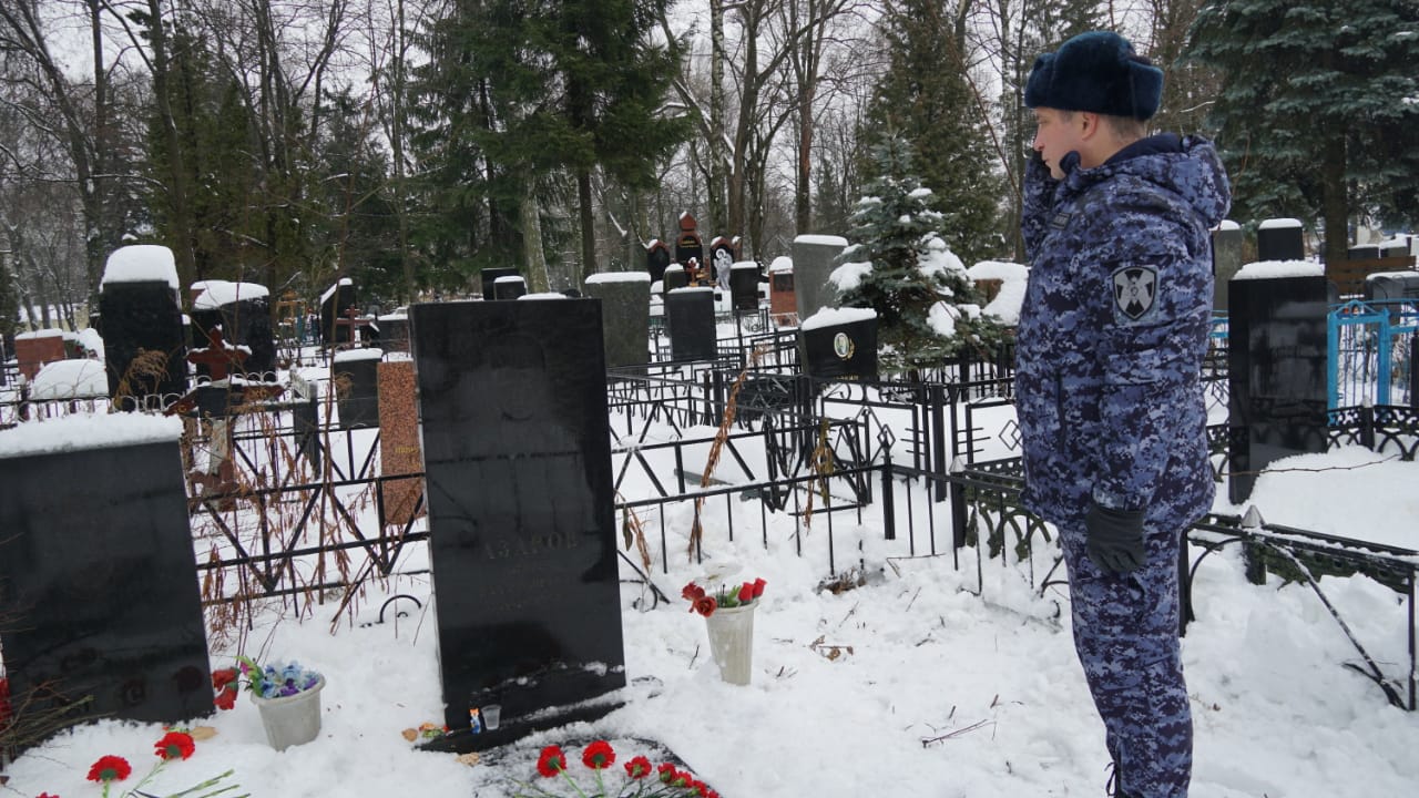 Брянские росгвардейцы почтили память погибшего 27 лет назад воина правопорядка