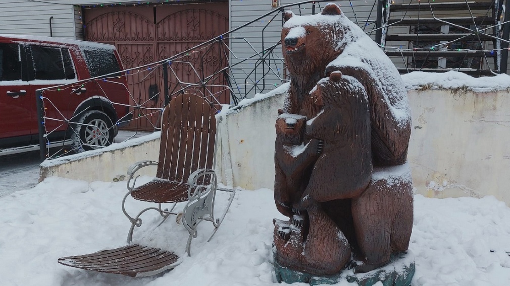 В Брянске перед Свенским монастырём появилась деревянная скульптура семьи медведей