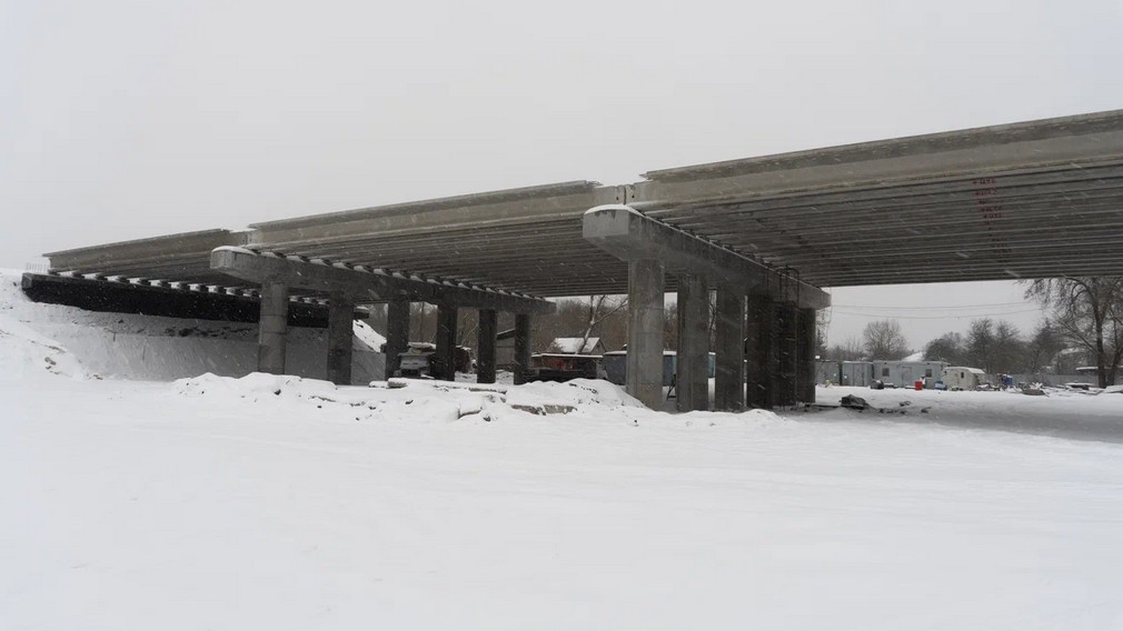 В Брянске продолжается строительство моста на набережной