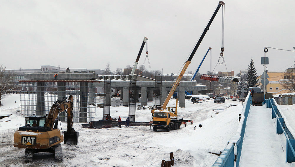 Для нового моста через Десну в Брянске укладывают железобетонные балки