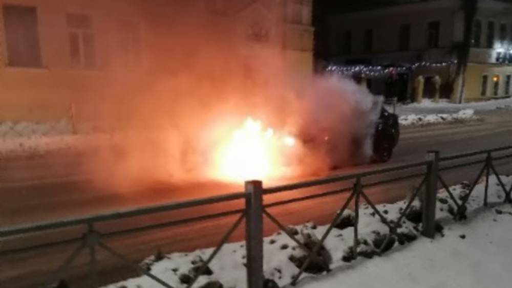 В Брянске на улице Калинина загорелся автомобиль «Рено»