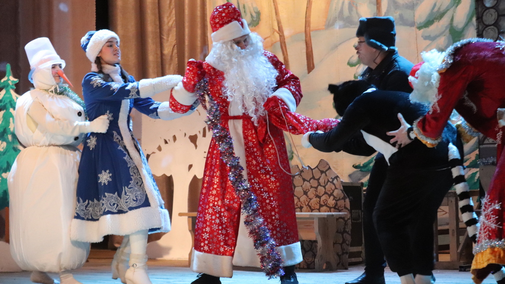 Народный театр «Романтик» подготовил для юных трубчан новогоднюю сказку