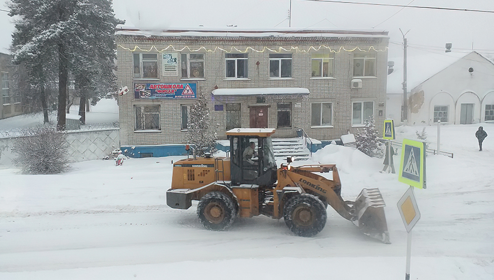 В районах Брянской области продолжается уборка снега