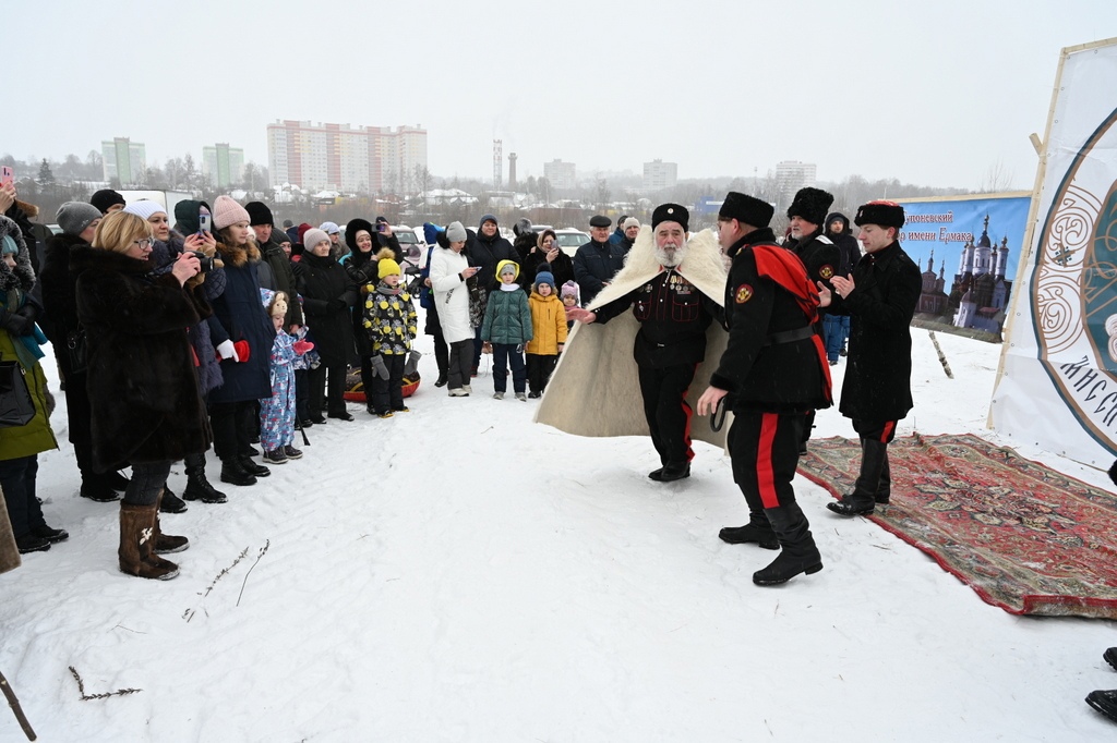 В микрорайоне «Деснаград» в Брянске впервые состоялись Рождественские гулянья