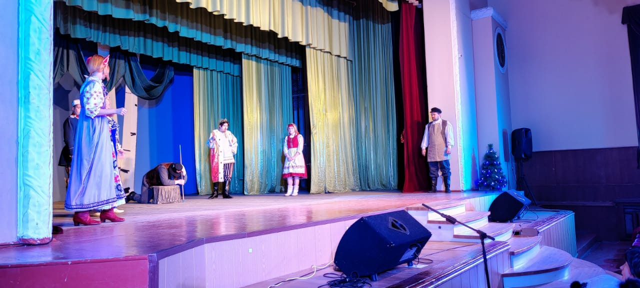 Народный театр порадовал юных клинчан новогодним спектаклем
