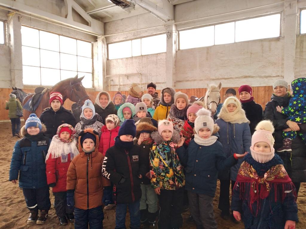 Для детей из воскресной школы организовали катания на брянском конезаводе в Локте
