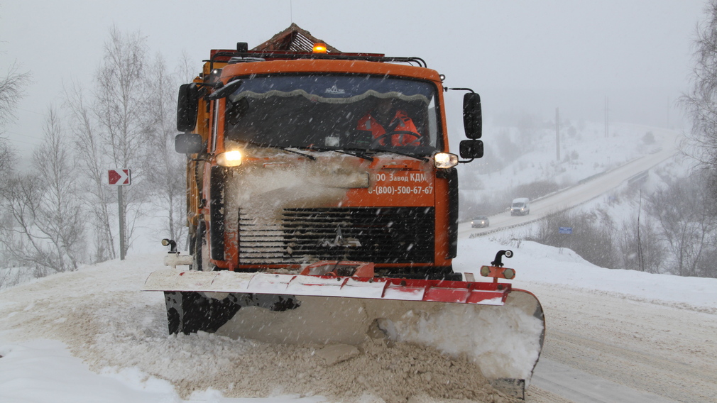 Федеральные трассы Брянской области от снега очищали более 70 единиц спецтехники