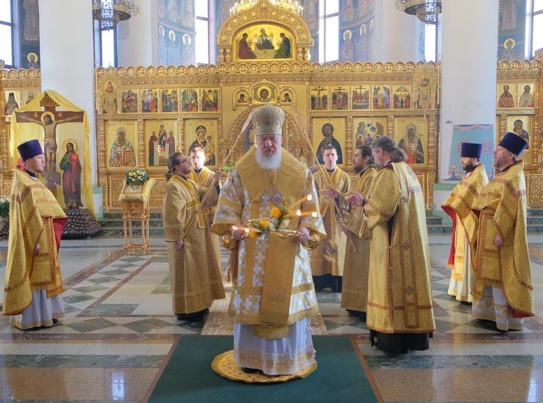 В Брянске митрополит Александр совершил литургию в кафедральном соборе