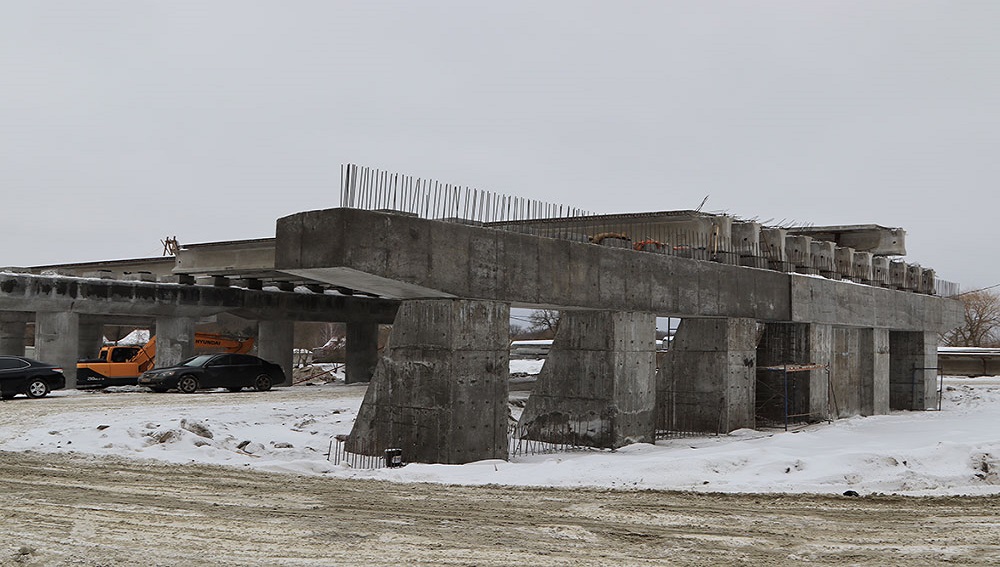 В Брянске строители моста на набережной готовятся забивать сваи под опоры в воде